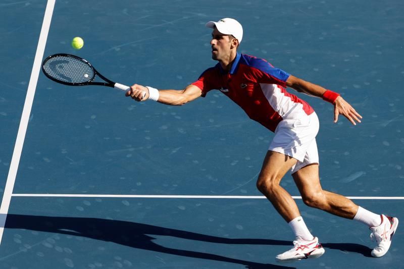 Djokovic vence sin apuros al boliviano Dellien en su debut en Tokio
