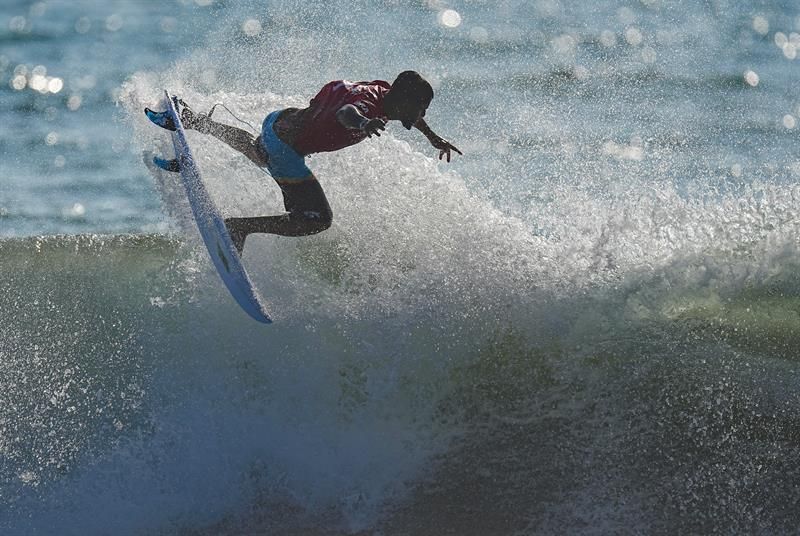 Italo Ferreira, el mejor sobre las olas en el estreno olímpico del surf