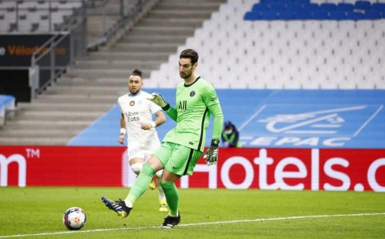 Un equipo campeón sondea a Sergio Rico