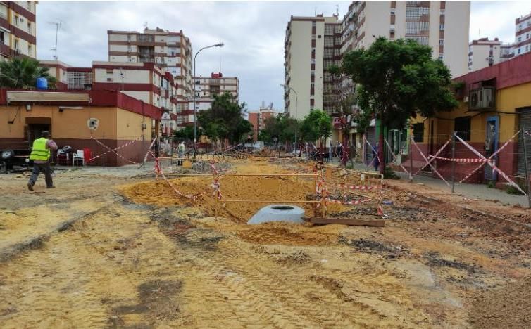 Emasesa avanza en las obras de sustitución de las redes de abastecimiento y saneamiento de la calle José Bermejo, una de las arterias principales del Polígono Norte
