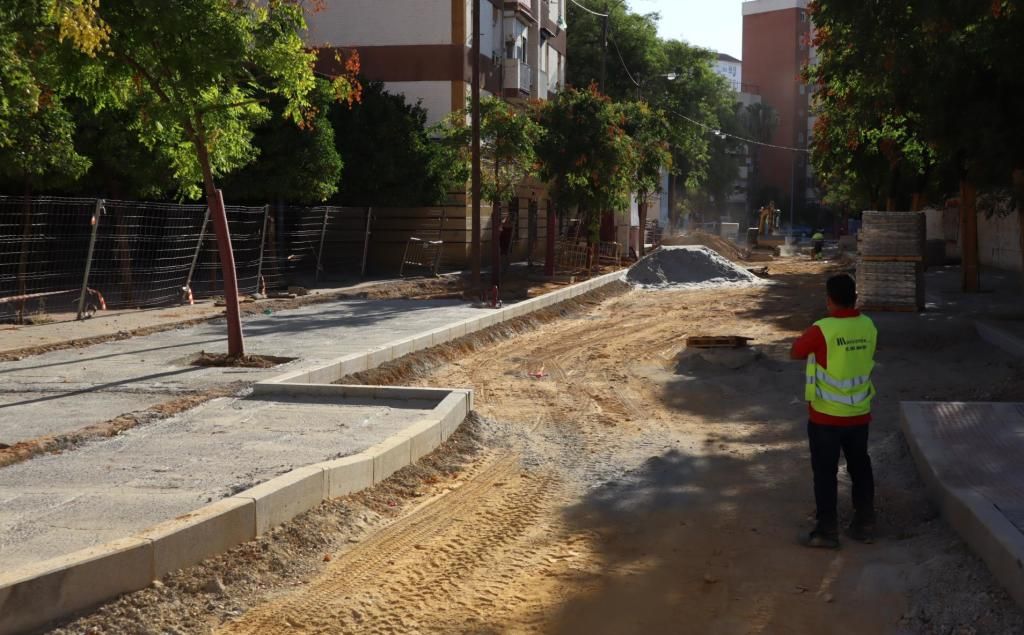Emasesa sustituye las redes de abastecimiento y saneamiento en las calles Playa de Chipiona y Playa de Fuentebravía en El Cerezo