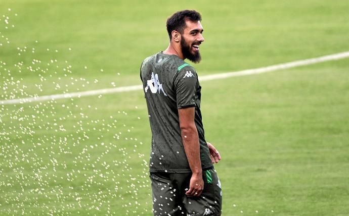 Borja Iglesias explica por qué no pueden acercarse a los aficionados antes de los partidos