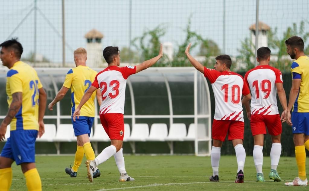 1-2. El Cádiz CF pierde ante el Almería su cuarto partido seguido de la pretemporada