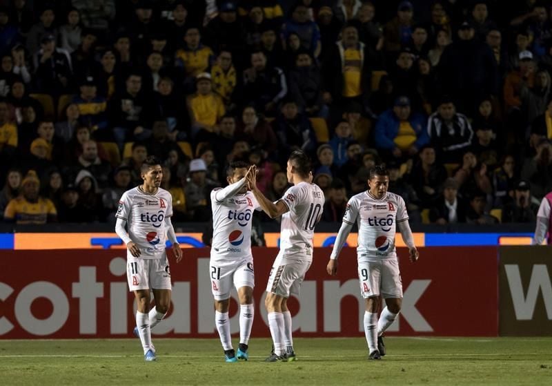 El Alianza salvadoreño golea al Limeño con un triplete del colombiano Riascos
