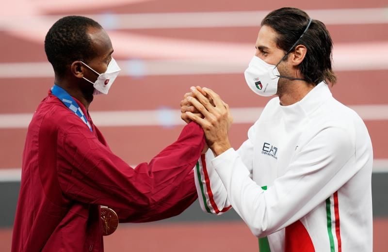 Barshim y Tamberi se imponen mutuamente sus medallas de oro