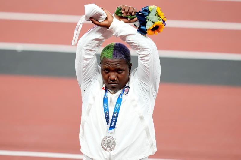 El COI estudia el gesto de Raven Saunders en el podio de peso