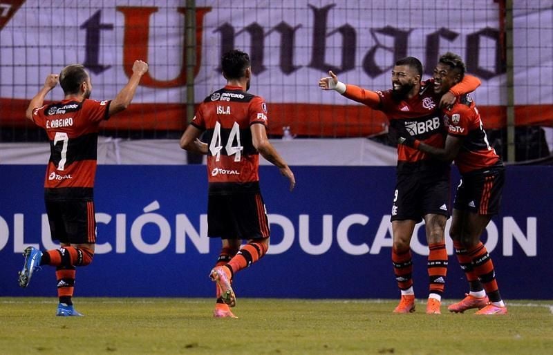 Flamengo derrota a domicilio al Corinthians y Palmeiras sigue líder en Brasil