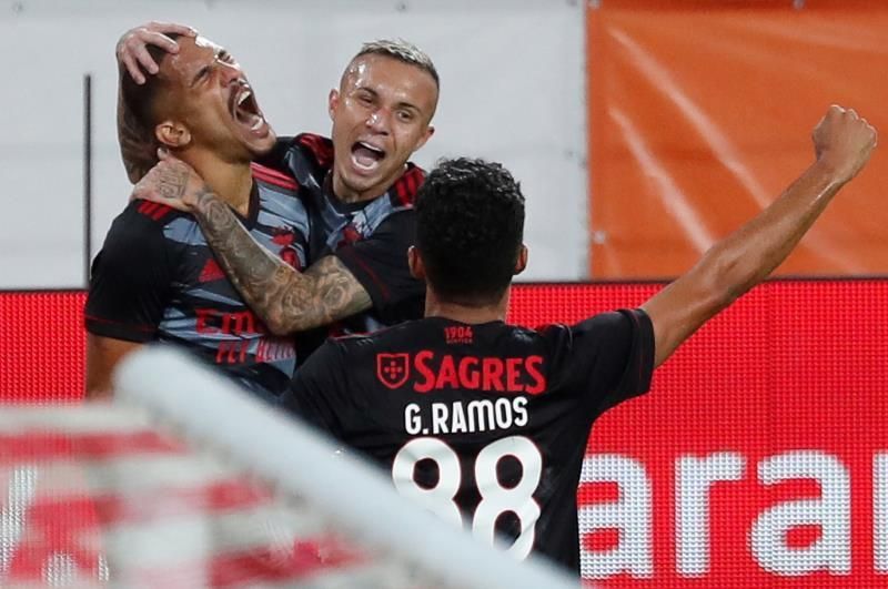 Gilberto y Rafa Silva despejan el camino del Benfica