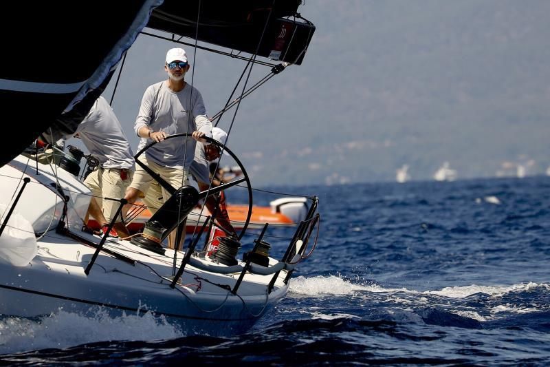 Felipe VI participa en la penúltima jornada de la Copa con el "Aifos" tercero