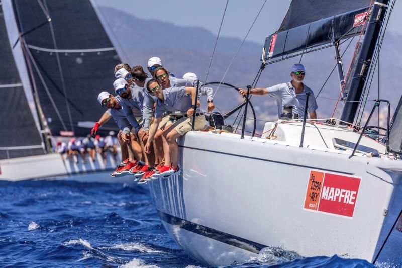 "Hydra" vuela en la bahía de Palma y es claro favorito para el triunfo final