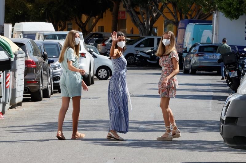 Los reyes y sus hijas dan la bienvenida a Cardona tras su bronce en vela