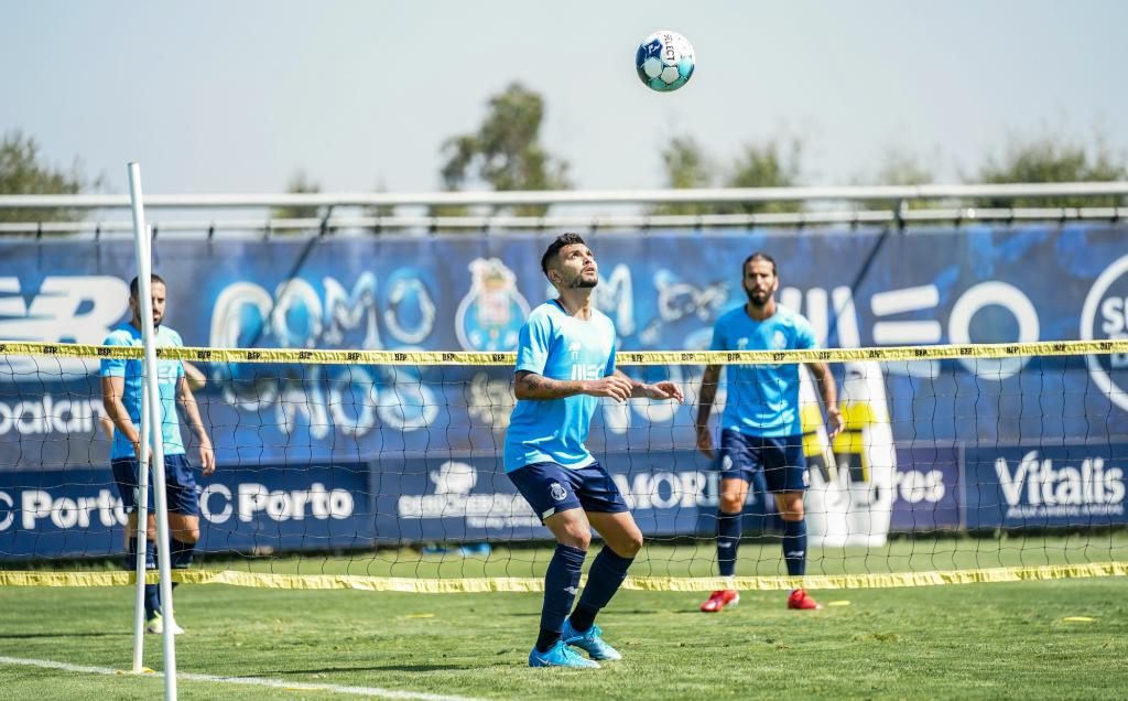 Sevilla FC y Oporto acercan posturas por Corona