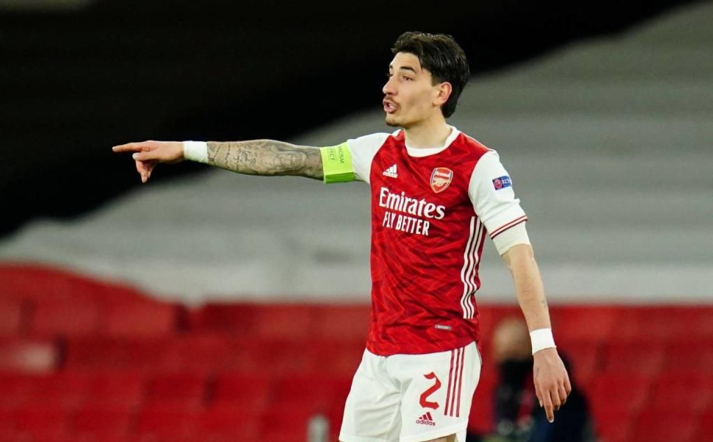 Héctor Bellerín, frustrado, dispuesto a bajarse el sueldo con tal de salir del Arsenal