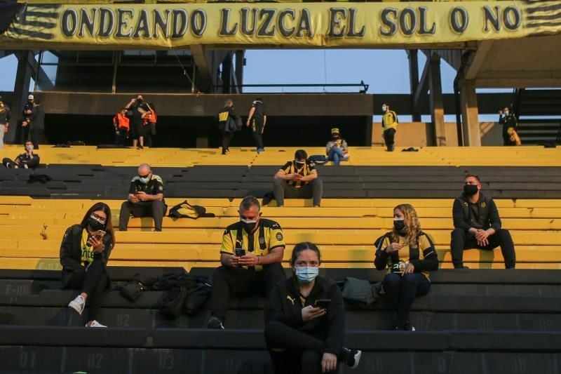 Cánticos, camisetas y alegría: el público retornó al fútbol en Uruguay