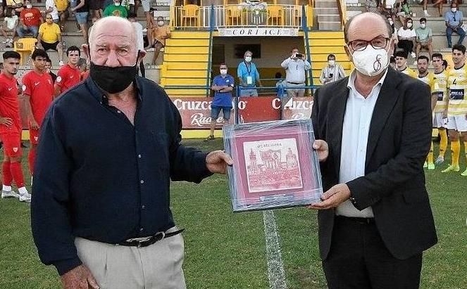 El Sevilla FC, presente en el homenaje en Coria a Manolo Cardo