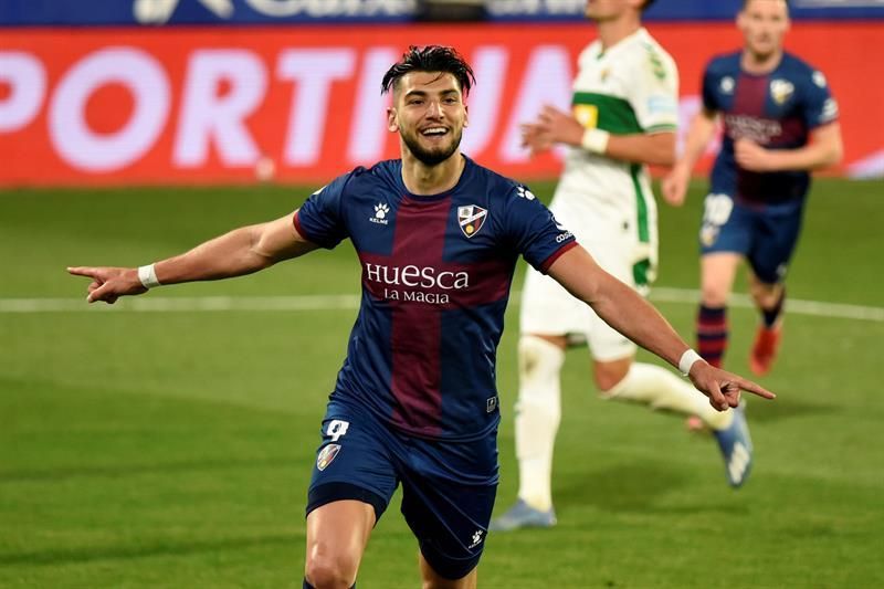 Rafa Mir aterriza en Sevilla y firmará un contrato por cinco temporadas