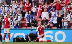 La UEFA premia al exsevillista Simon Kjaer y al equipo médico que salvó la vida a Eriksen