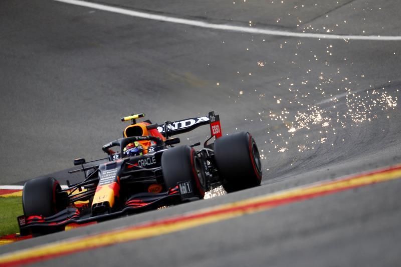 Verstappen vuela y choca en Spa; Alonso, cuarto y 'Checo' renovó con Red Bull