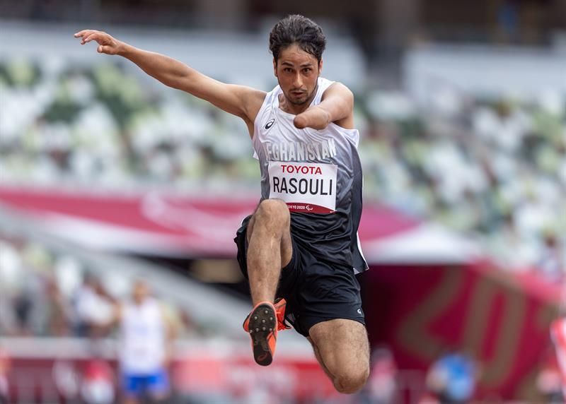 El velocista afgano Hossain Rasouli salta en los Paralímpicos de Tokio