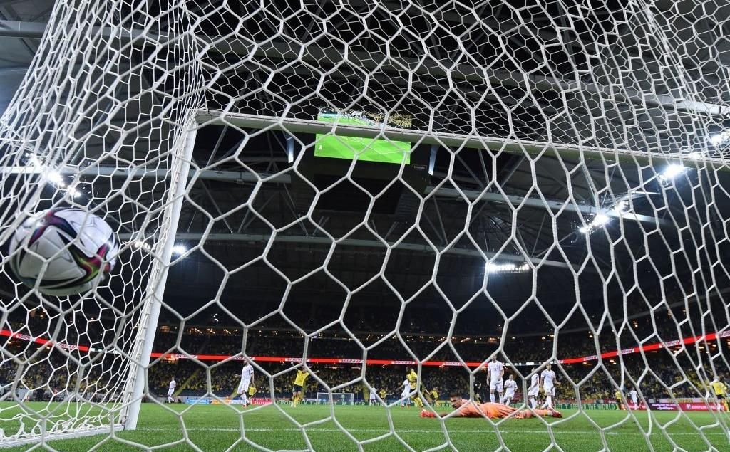 2-1. España se complica la vida y queda a merced de Suecia