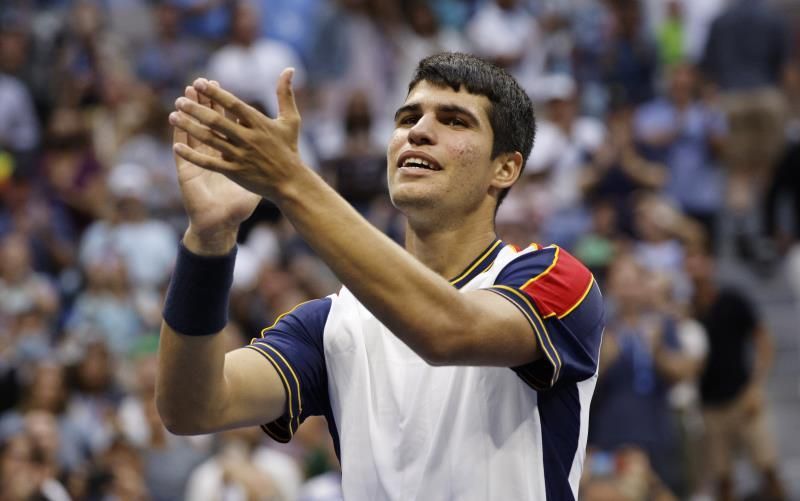 Alcaraz, con su victoria sobre Tsitsipas, derrota por primera vez a un 'Top 10'