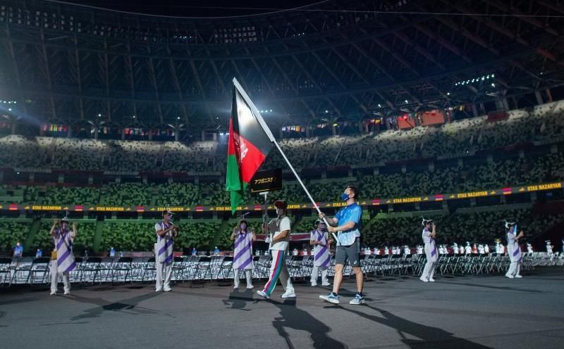 La bandera de Afganistán desfila en los Paralímpicos en homenaje a su ausencia