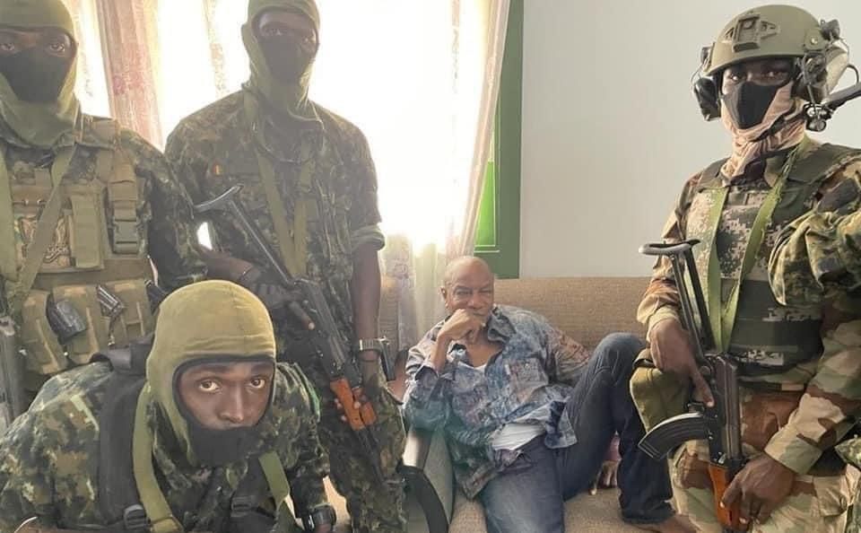 Preocupación en el Sevilla: golpe de estado y cierre de fronteras en Guinea Conakry, con En-Nesyri, Bono y Munir allí