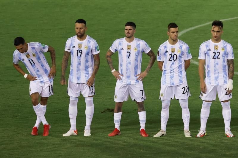 Regulador sanitario brasileño pide deportación de cuatro futbolistas de Argentina