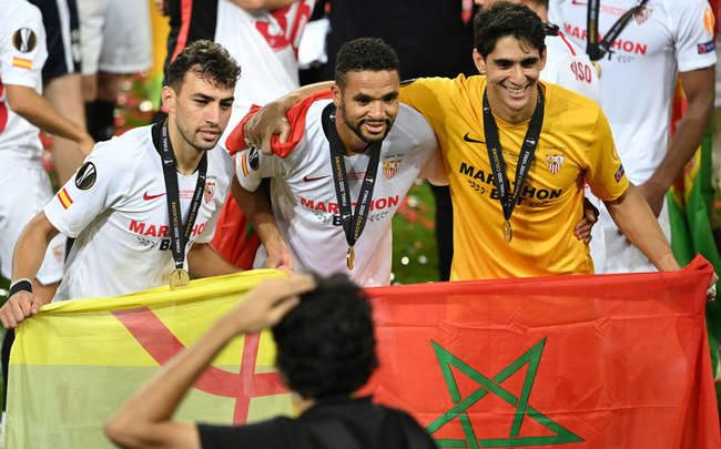 El Sevilla contacta con En-Nesyri, Bono y Munir, "aislados pero a salvo" por el golpe de estado en Guinea