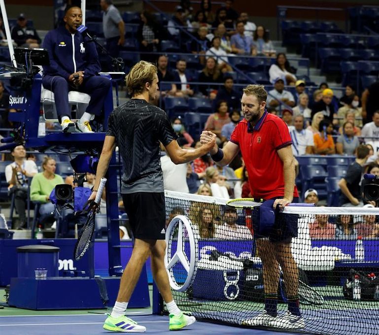 Zverev fuerza la retirada de Sock y jugará la cuarta ronda del US Open con Sinner
