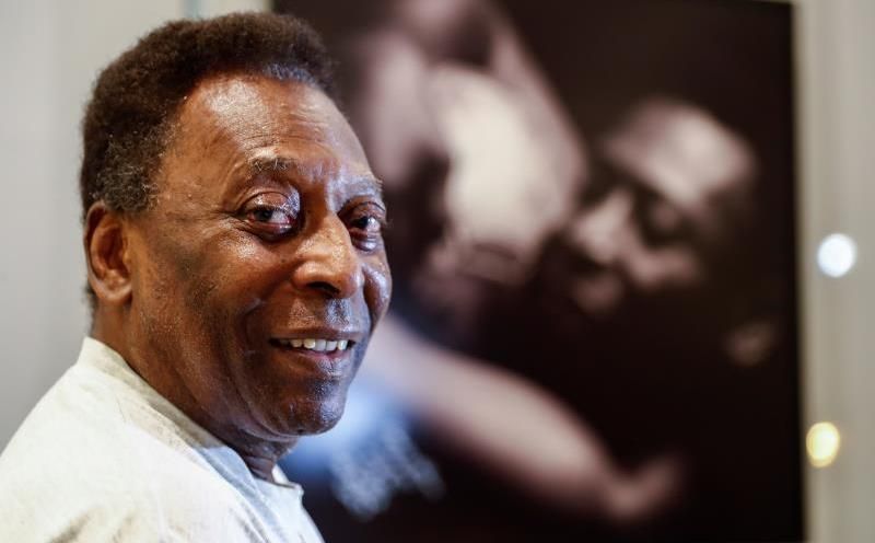 Pelé es operado de un tumor en el colón y asegura que está "muy bien"