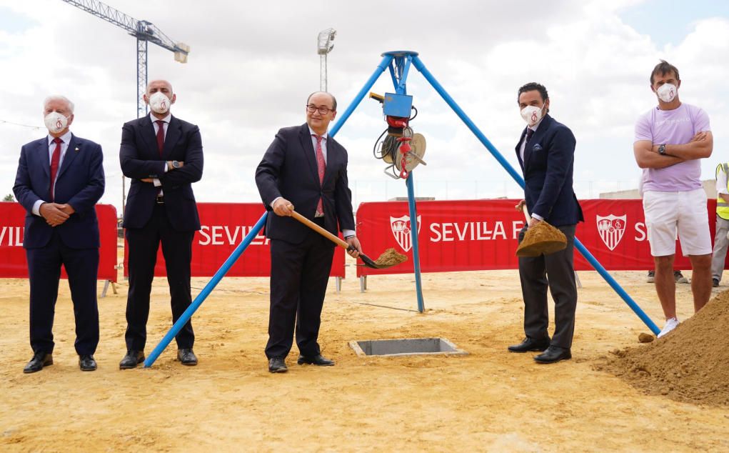 El Sevilla FC coloca la primera piedra del nuevo edificio de la ciudad deportiva