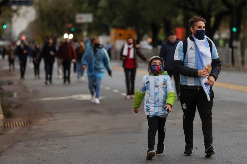 Los argentinos vuelven a un estadio tras 18 meses para ver a Messi campeón
