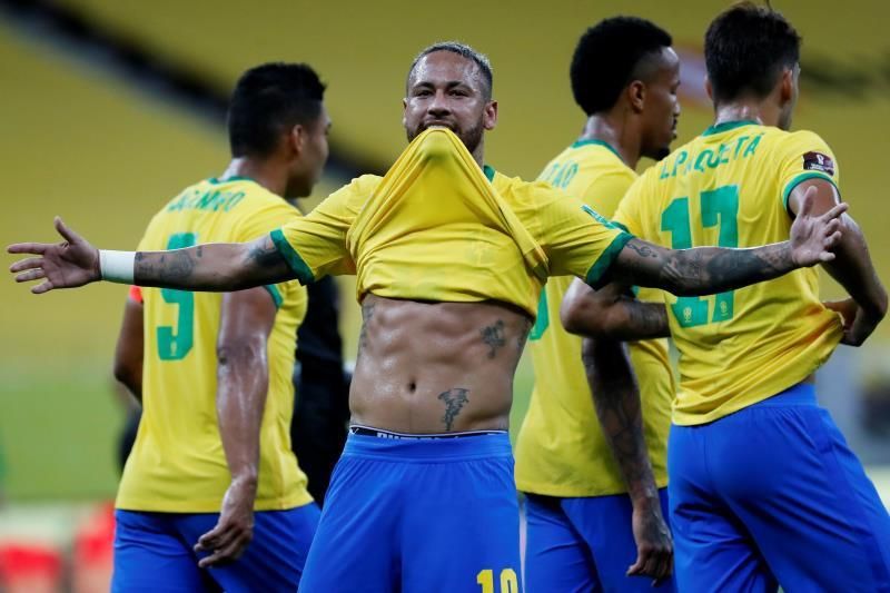 Neymar celebra sus marcas como el mayor goleador de Brasil en eliminatorias