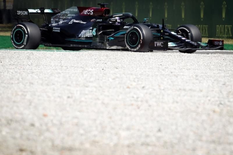 Hamilton manda en los segundos libres; fuerte accidente de Sainz