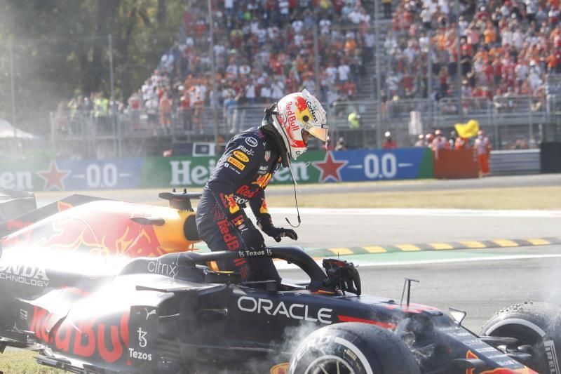 Ricciardo reina mientras arde el mundial