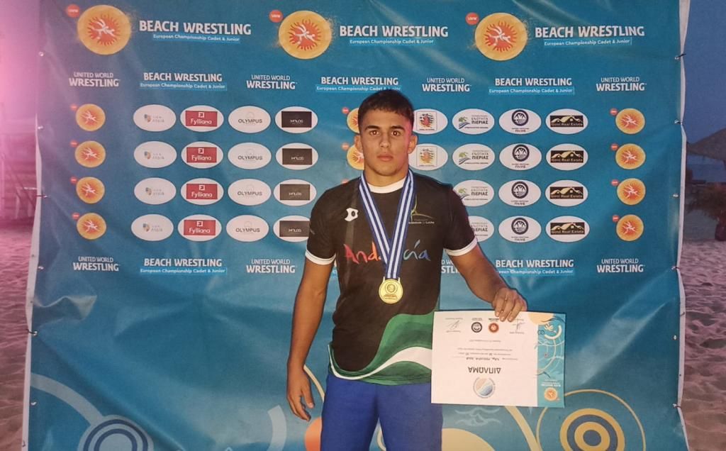 El luchador carmonense Felipe Ferrusola se cuelga un histórico bronce para España