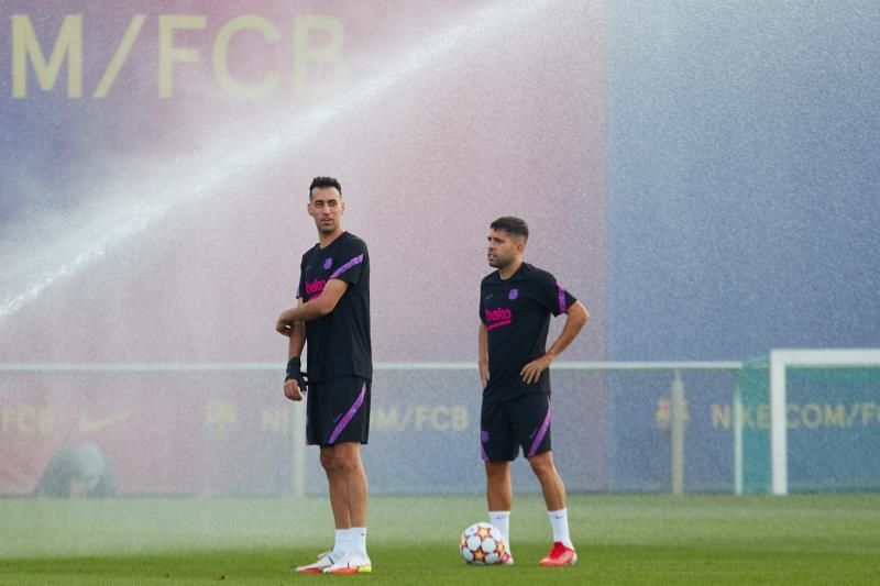 El FC Barcelona se entrena sin Jordi Alba ni Pedri, con lesiones musculares