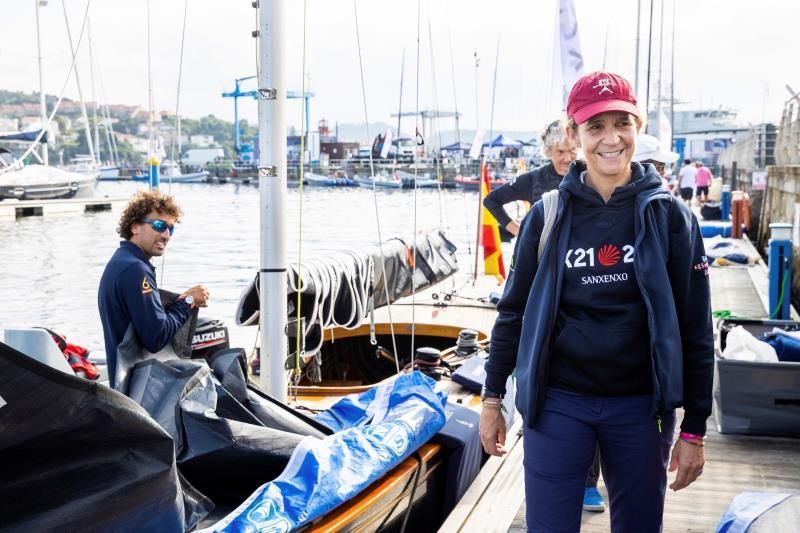 La infanta Elena visita Sanxenxo para seguir el Europeo de la clase 6m