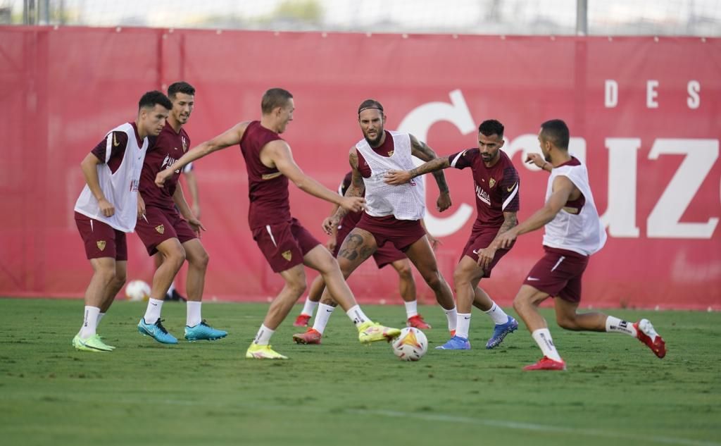 El Sevilla FC inicia con toda la plantilla la preparación del partido contra la Real Sociedad