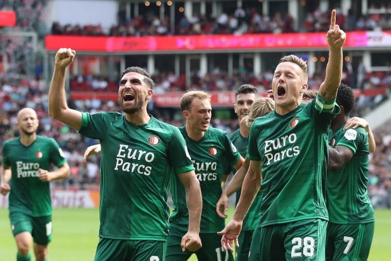 El Feyenoord propina un severo correctivo al PSV