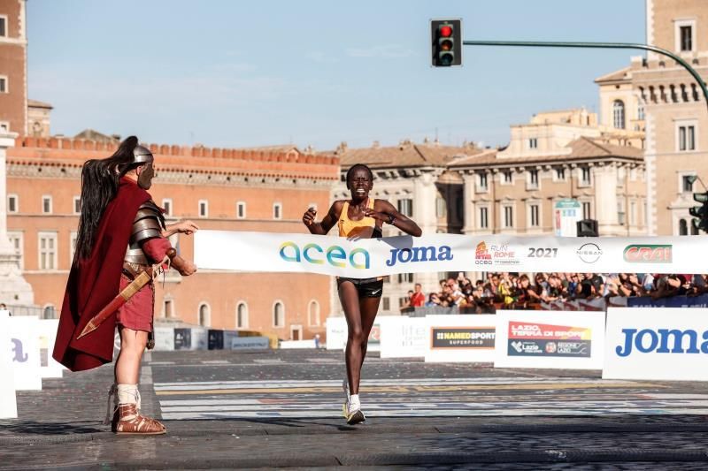 Los kenianos Kiprono y Cherono dominan el Maratón de Roma