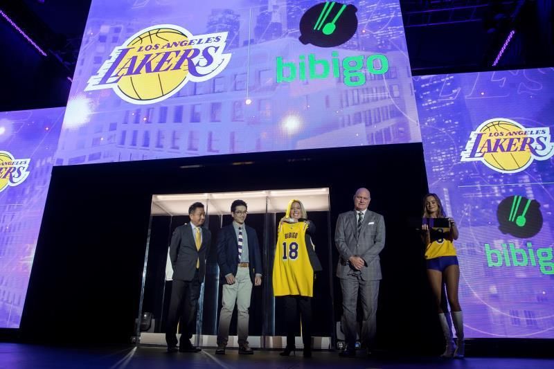 Los Lakers firman un acuerdo por 100 millones de dólares con un nuevo patrocinador