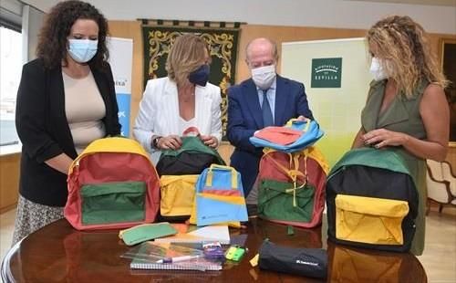 Diputación de Sevilla y Fundación 'La Caixa' entregan material escolar a 21.000 menores en situación vulnerable