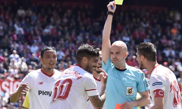 Un árbitro nefasto para el Sevilla ante el Espanyol
