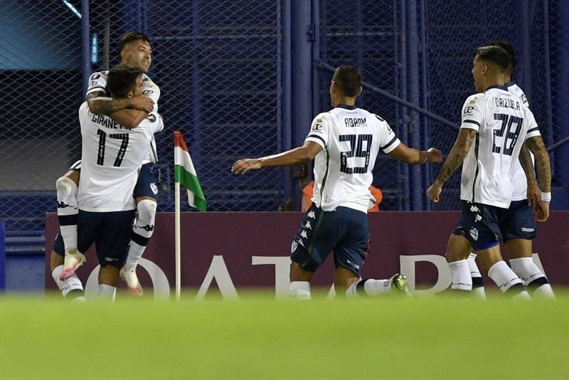 Vélez sigue en ascenso en el torneo de fútbol en Argentina, mientras que Estudiantes apenas empata