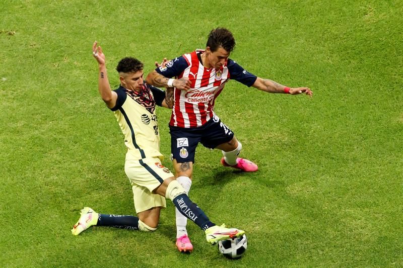 Guadalajara empata con el América de Solari en el derbi del fútbol mexicano