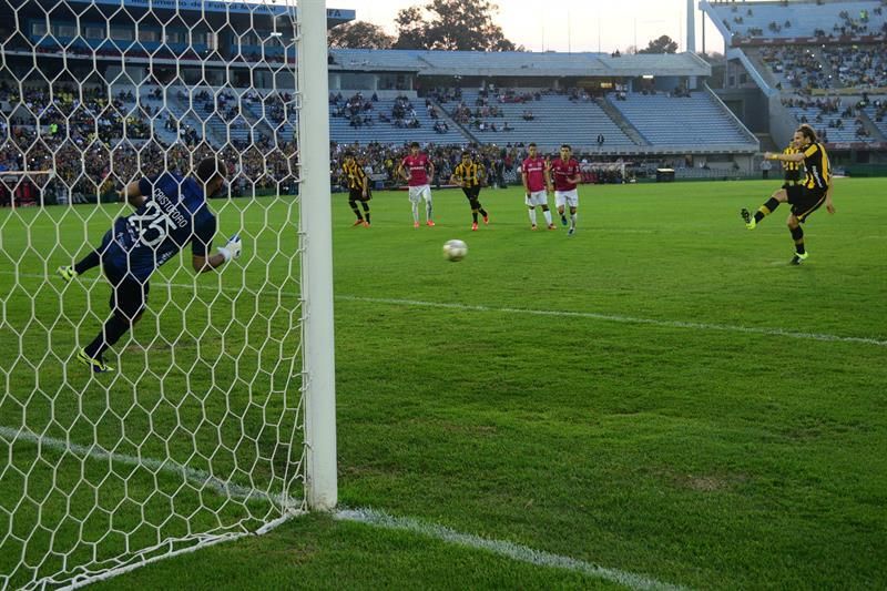 Peñarol-Montevideo Wanderers acapara la atención de la cuarta jornada del fútbol en Uruguay