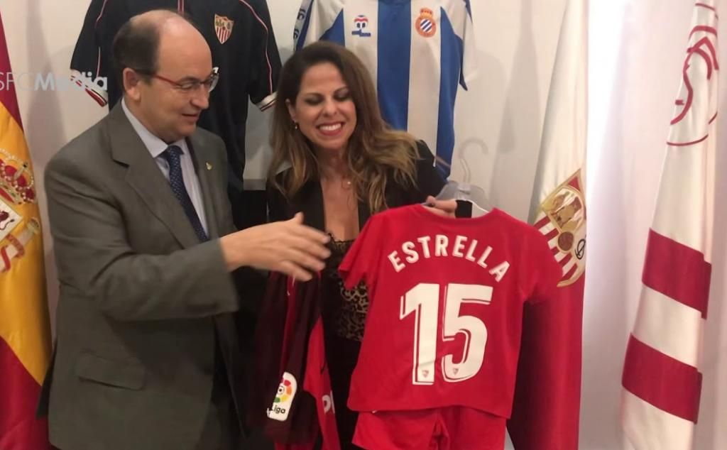 Pastora Soler despierta pasiones con su versión del Himno del Centenario del Sevilla FC