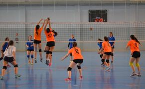 Pruebas de voleibol femenino para competir en los CEU